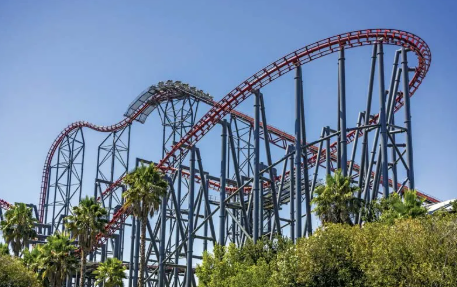 Panică! Opt persoane salvate după ce au rămas blocate în aer pe un roller coaster