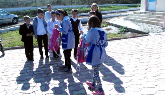Ghiozdane pline cu rechizite școlare, pentru copiii din satul Poiana - rotary4-1413133489.jpg