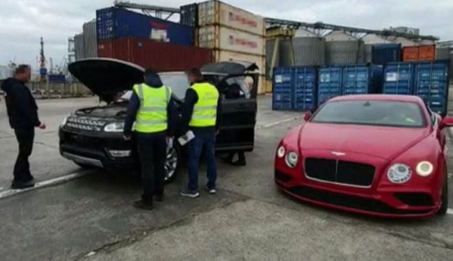 Un român şi-a cumpărat din Dubai un Bentley şi un Range Rover, dar a rămas fără ele în Portul Constanţa - rover-1637951515.jpg