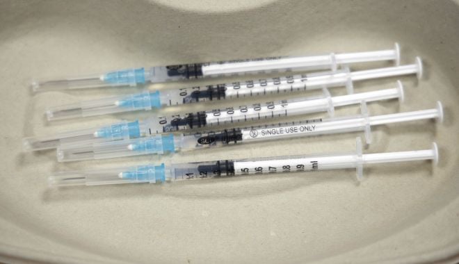 Șapte persoane vaccinate cu AstraZeneca au murit în urma formării de cheaguri de sânge în Marea Britanie - rsz7619859apmediafaxfotoap-1617449705.jpg