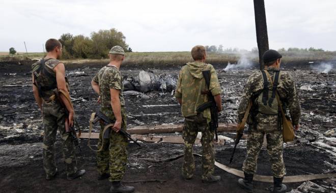 Alte fragmente umane, printre rămășițele epavei avionului malaezian - rtr3z3nl-1416140553.jpg