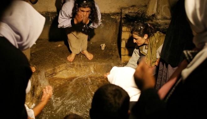 ȘOCANT! La ce sunt supuse femeile și fetele yazidi de către teroriștii Statului Islamic - rtxmumj-1413362960.jpg