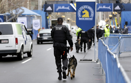 Rucsacuri suspecte, în apropiere  de locul atentatelor de la Boston - rucsacurisuspecteboston-1397652381.jpg