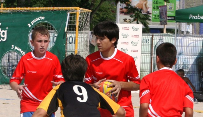 Eseuri la nisip, pe plaja Cazino - rugby-1309107401.jpg
