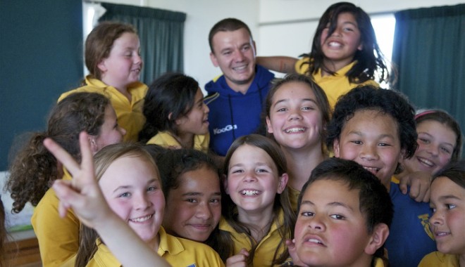 Cine este faristul care se pozează alături de eleve în Noua Zeelandă - rugby-1315423737.jpg