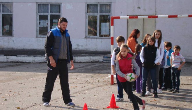 Cristian Munteanu și Florin Țugurel au promovat rugby-ul la Școala nr. 37 - rugby1-1351888341.jpg