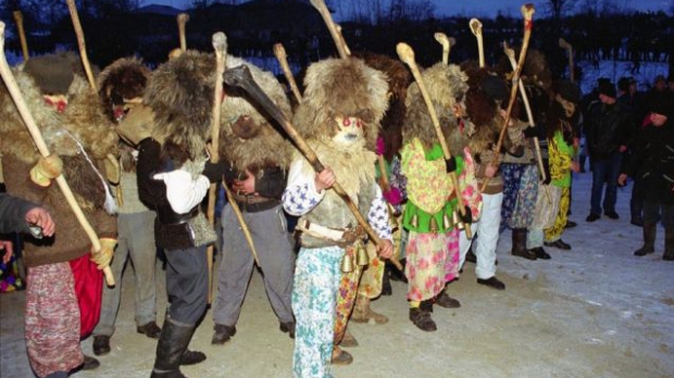 O mie de săteni s-au adunat la Ruginoasa. Bătaia cu bâte nu a mai avut însă loc - ruginoasa-1483189691.jpg