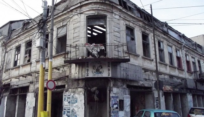 Ruine vis-à-vis de primărie - ruinelaprimarie-1346311757.jpg