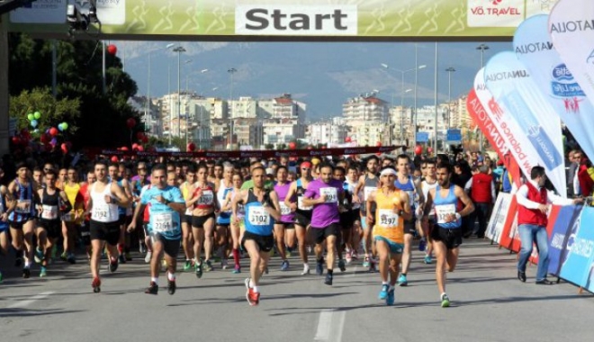 TRAGEDIE la un maraton: Un participant a murit cu 500 de metri înainte de linia de sosire - runatoliamaraton28021100-1488742381.jpg