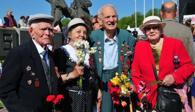 Rușii din Letonia au sărbătorit  victoria sovieticilor asupra naziștilor - rusii-1525957462.jpg