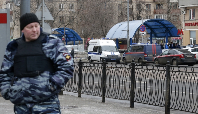 Amenințare cu bombă la Moscova. Trei stații de tren, evacuate - russianpoliceofficer-1482752205.jpg