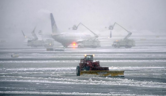 Heathrow a anulat 260 de zboruri din cauza zăpezii - saa-1358703379.jpg