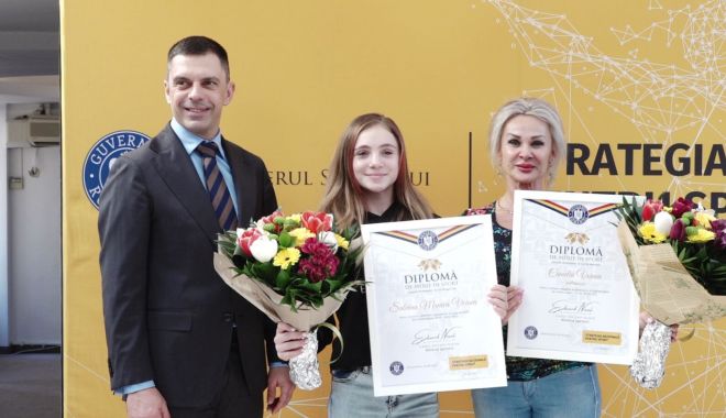 Sabrina Voinea, premiată de ministrul Eduard Novak. Mama ei, Camelia Voinea, i-a fost alături - sabrina-novak-1678890858.jpg