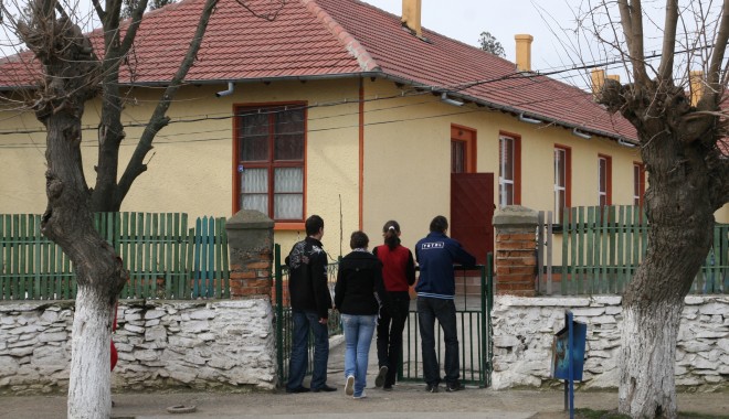 Elevii bătăuși din școlile din Mereni și Topraisar, sancționați de Poliție - sacelescoalaelevi67-1321005566.jpg