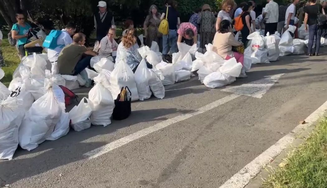 Sacii cu buletine de vot, imaginea unei țări în care întârzie digitalizarea