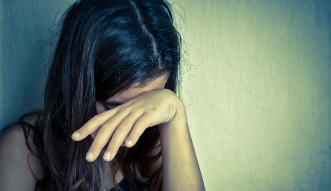 Tânără violată și jefuită de un om al străzii - sadgirl-1460985754.jpg