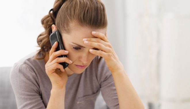 Aveți nevoie de consiliere psihologică? Apelați la linia telefonică gratuită HELPLINE - sadladyonthephone760-1586877707.jpg