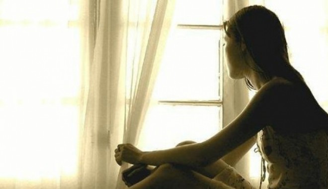 O elevă a încercat să se sinucidă în toaleta școlii! - sadwindowgirllonelymissyouvintag-1350569444.jpg