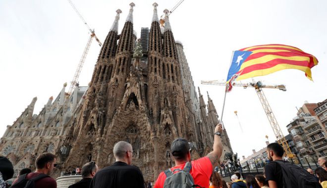 Sagrada Familia a fost închisă din cauza protestelor din Barcelona. Protestatarii au blocat bulevarde întregi - sagradafamilia-1571418451.jpg