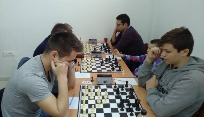 Șah: Iată cine sunt câștigătorii ediției a doua a Trofeului Fianchetto - sah-1448280793.jpg
