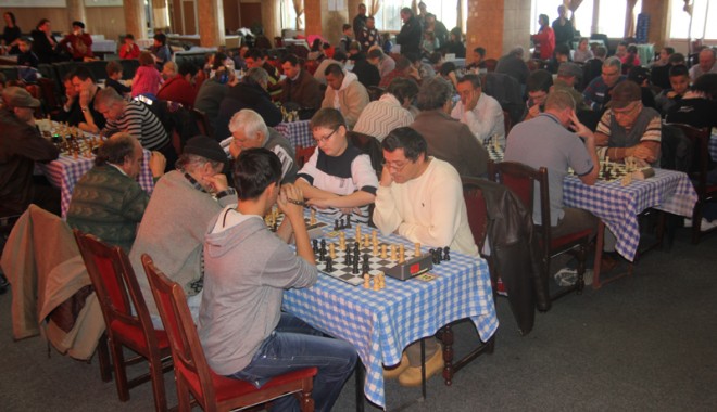 Campionii Cupei 1 Decembrie la șah - sah2-1323114937.jpg