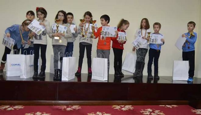 Șahiștii constănțeni  au acaparat podiumul Cupei Coral - sahistii-1482163339.jpg