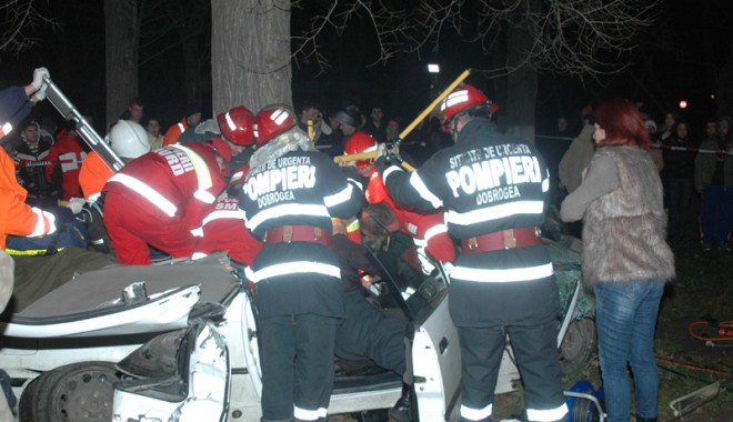 Accident rutier grav. S-a izbit cu mașina de un copac, în stațiunea Mamaia - saizbitcumasinadecopac-1386957676.jpg