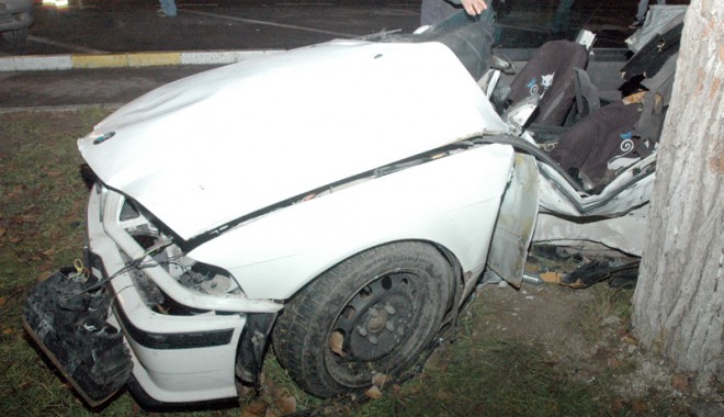Accident rutier grav. S-a izbit cu mașina de un copac, în stațiunea Mamaia - saizbitcumasinadecopac1-1386957450.jpg