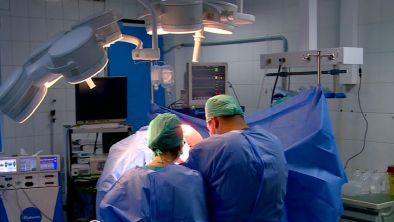 Plouă în sala de operații de la spital. Apa scursă din tavan este strânsă în găleți și castroane - sala-de-operatii-1742302906.jpg