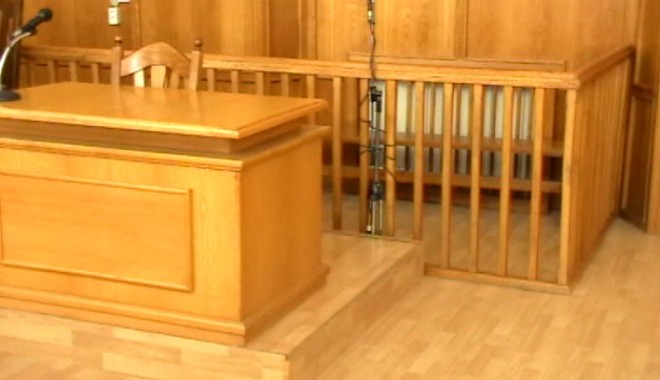 Un bărbat condamnat pentru pedofilie s-a sinucis în tribunal, chiar în fața judecătorului - saladejudecata-1373092079.jpg