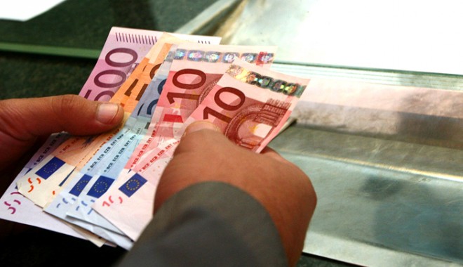 Salariații și pensionarii datornici la bănci vor plăti impozit mai mic pe venit - salariatii-1401903827.jpg