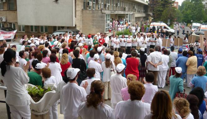 Cu câte se măresc salariile medicilor în 2015 - salarii-1414672696.jpg