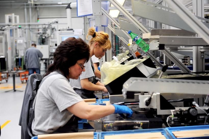 Unii români ar putea avea salarii mai mici, din iulie. Guvernul caută soluții pentru reducerea taxării pe muncă