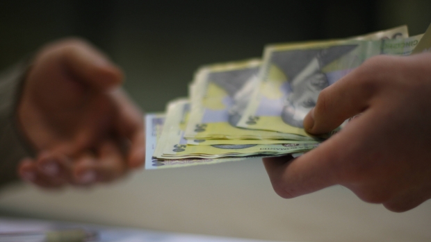 Guvern: Bugetarii cu salarii mici ar putea beneficia de o creștere - salariibugetari86265600-1459951580.jpg
