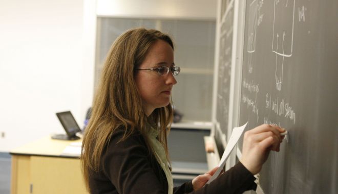 Cresc salariile din învățământul preuniversitar, de la 1 martie 2018 - salariiprofesoriromani-1521632148.jpg