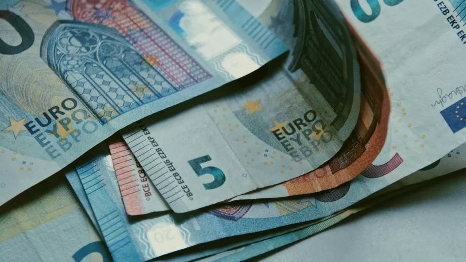 România va trece, din toamnă, la salariul minim european. Cum va fi calculat