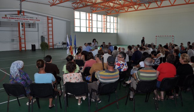 Autoritățile din Cumpăna încurajează voluntariatul - salasportcumpana-1381920402.jpg