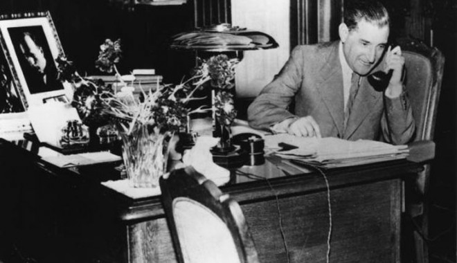 O casă în care a trăit dictatorul António de Oliveira Salazar, la vânzare - salazarautravail-1406554551.jpg