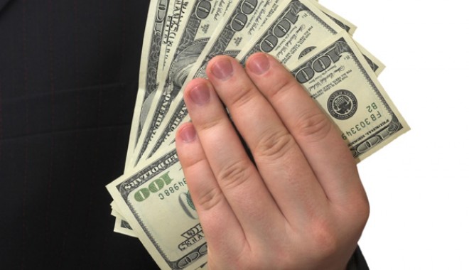 Vânzătorul priceput - salespersonholdingmoney-1318941776.jpg