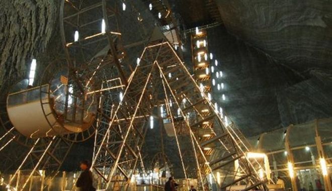 Intervenție de URGENȚĂ în salina Turda: turiști blocați în roata panoramică - salina1-1523022388.jpg