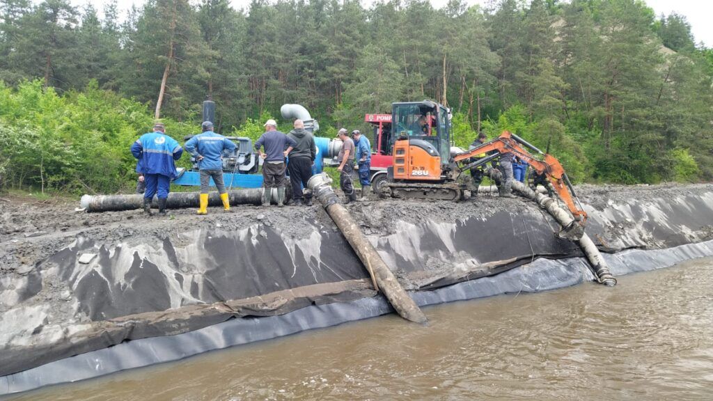 Salina Praid rămâne închisă. 130 de pompieri încearcă de o săptămână să scoată apa infiltrată în galerii - salinapraid11024x576-1747118178.jpg