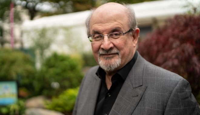 Controversatul Salman Rushdie, conectat la un ventilator, după ce a fost înjunghiat