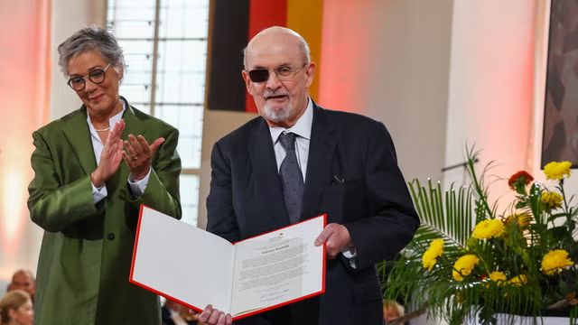 Salman Rushdie, recompensat cu Premiul pentru Pace la Târgul Internaţional de Carte de la Frankfurt