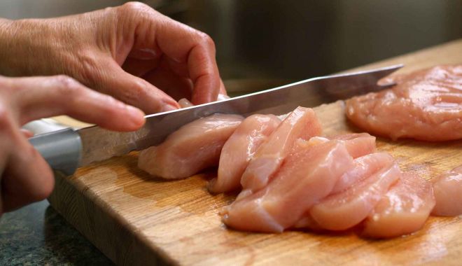 Sute de cazuri de salmonella, probabil asociate cu carnea de pui! - salmonellalarge-1698392823.jpg