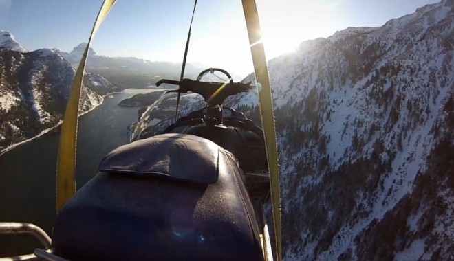 Sport extrem / Cum arată un salt cu snowmobilul de pe vârful unui munte. Vezi VIDEO - salt-1369844514.jpg