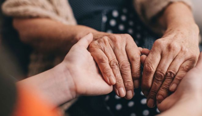 O femeie din Scoția poate să îi simtă pe cei care au boala Parkinson. Cercetătorii au dezlegat misterul din spatele mirosului specific - saludenfermedadparkinsonsintomas-1553082307.jpg
