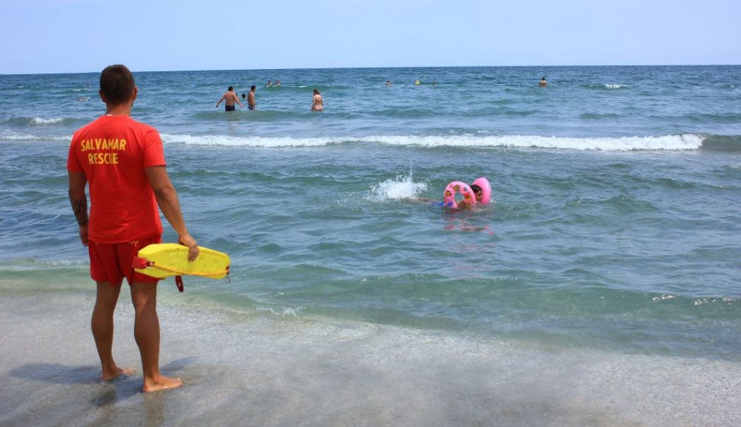 Tragedie pe plaja Zoom Beach din Constanța. Un bărbat s-a înecat în mare - salvamari-inec-smurd-1-1756725394.jpg