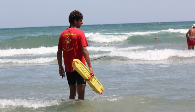 TRAGEDIE ÎN MAMAIA / Un turist din Ilfov a murit sub privirile soției - salvamarplajamamaia8-1346678917.jpg