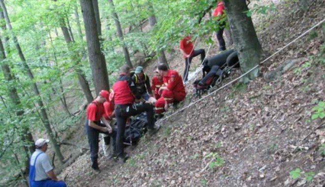 Un turist din Ungaria a căzut într-o prăpastie din județul Brașov - salvamont-1345906415.jpg