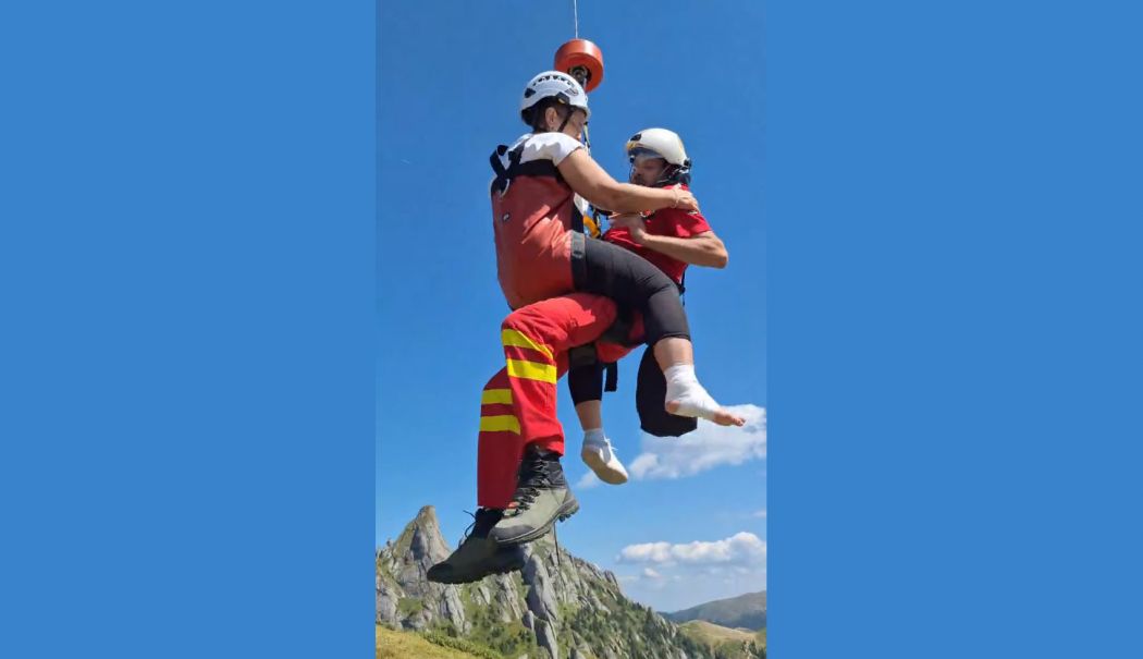 Turistă accidentată, recuperată cu elicopterul din Munţii Ciucaş. Era în adidași! - salvamont-1723390289.jpg